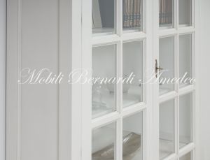 Libreria vetrina in legno massello 2 ante con inglesina finitura laccata colore bianco